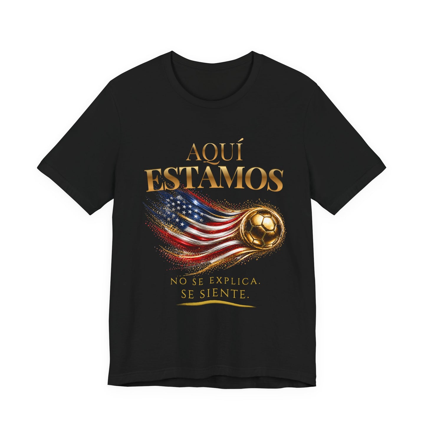 Front Print | Aquí Estamos Tee | Diseño Dorado de Fútbol y Bandera de Estados Unidos