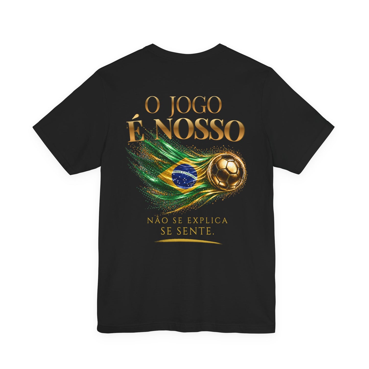 Back Print | O Jogo É Nosso Tee | Bola de Futebol Dourada & Design da Bandeira do Brasil