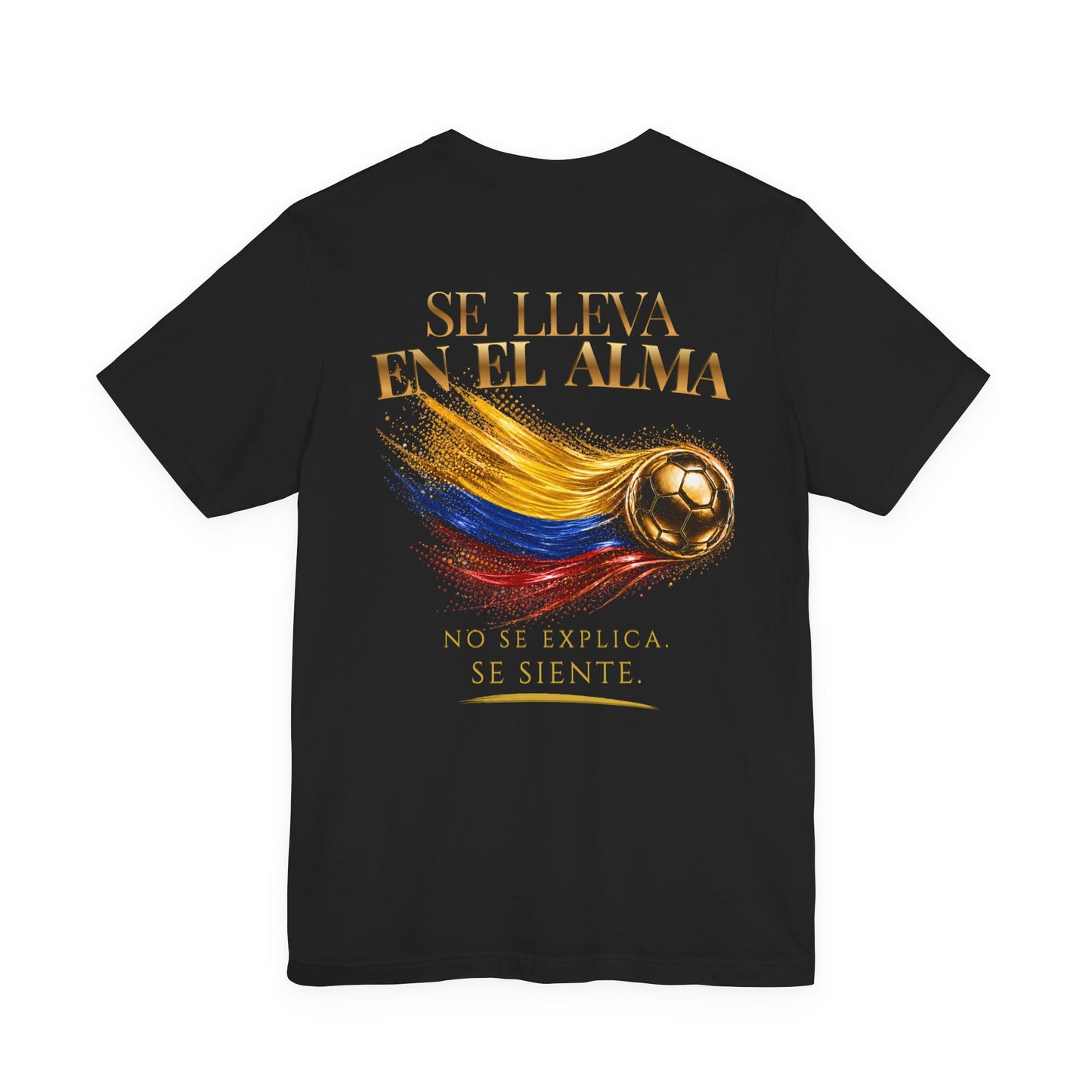 Back Print | Se Lleva En El Alma Tee | Diseño Dorado de Fútbol y Bandera de Colombia
