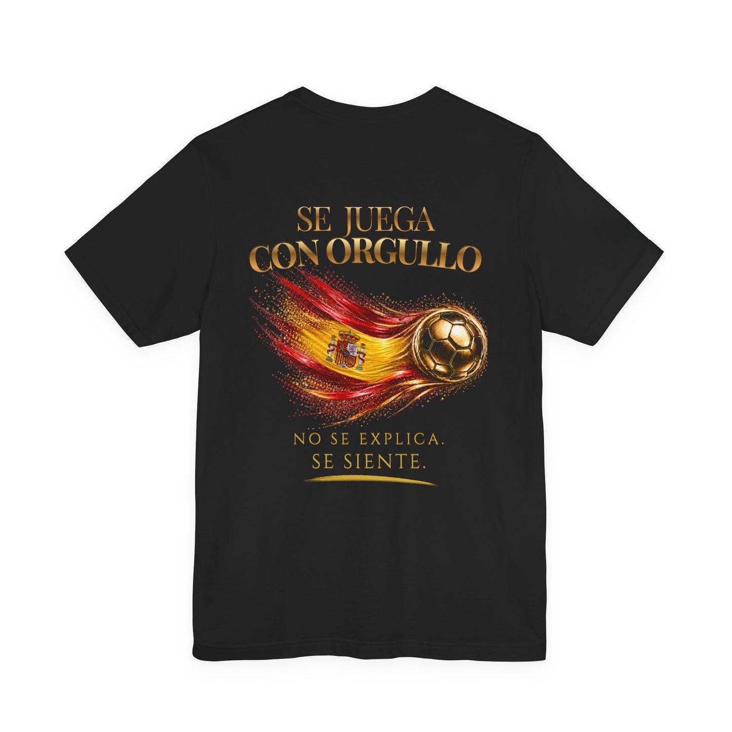 Back Print | Se Juega Con Orgullo Tee | Diseño Dorado de Fútbol y Bandera de España