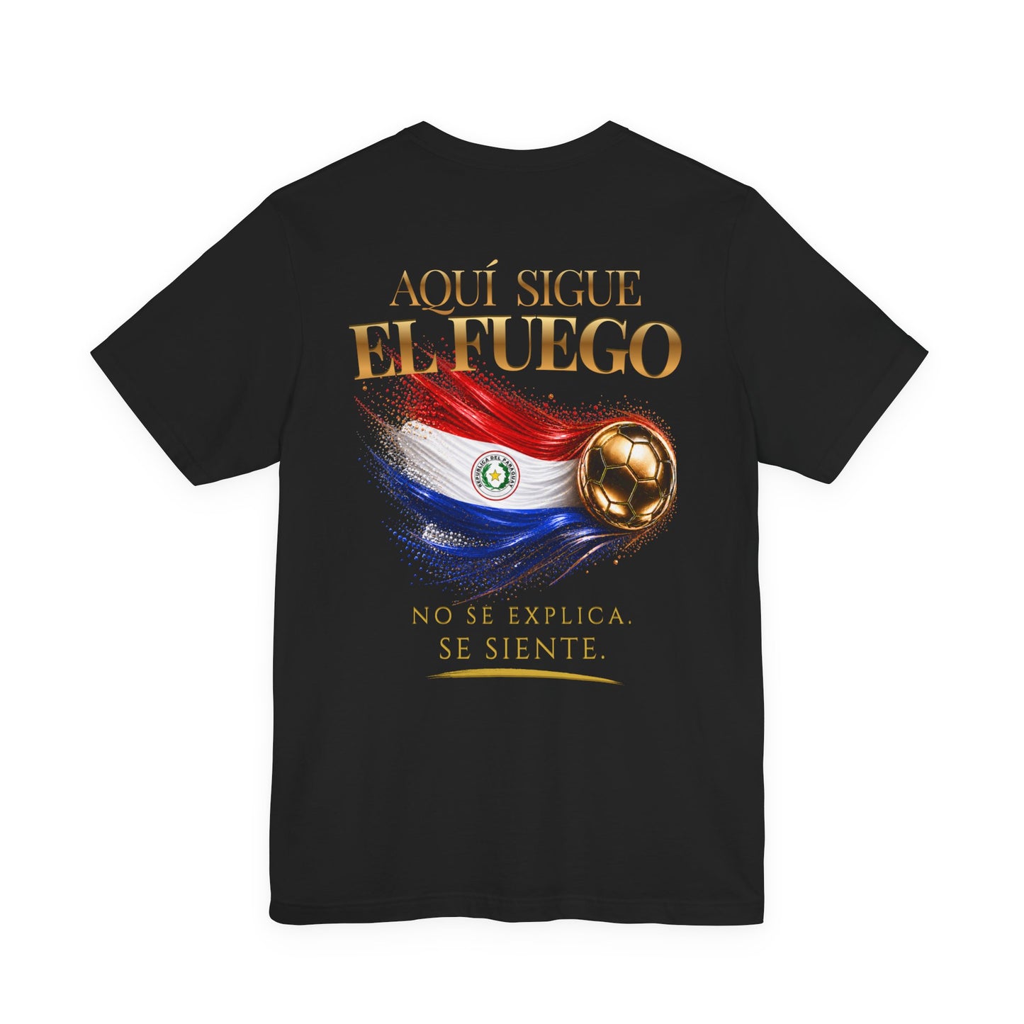 Back Print | Aquí Sigue El Fuego Tee | Diseño Dorado de Fútbol y Bandera de Paraguay