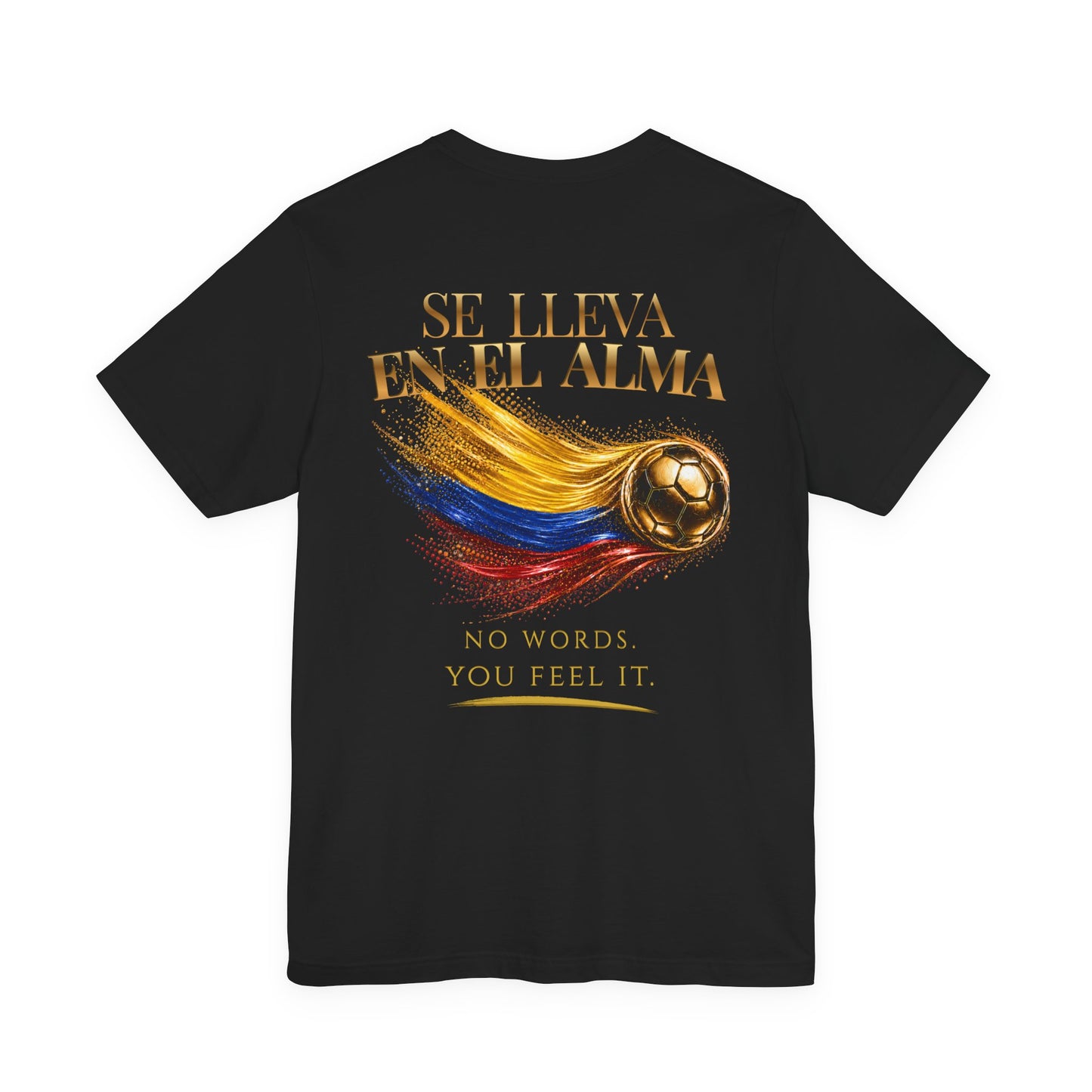 Back Print | Se Lleva En El Alma Tee | Gold Soccer & Colombia Flag Design | Bilingual Edition