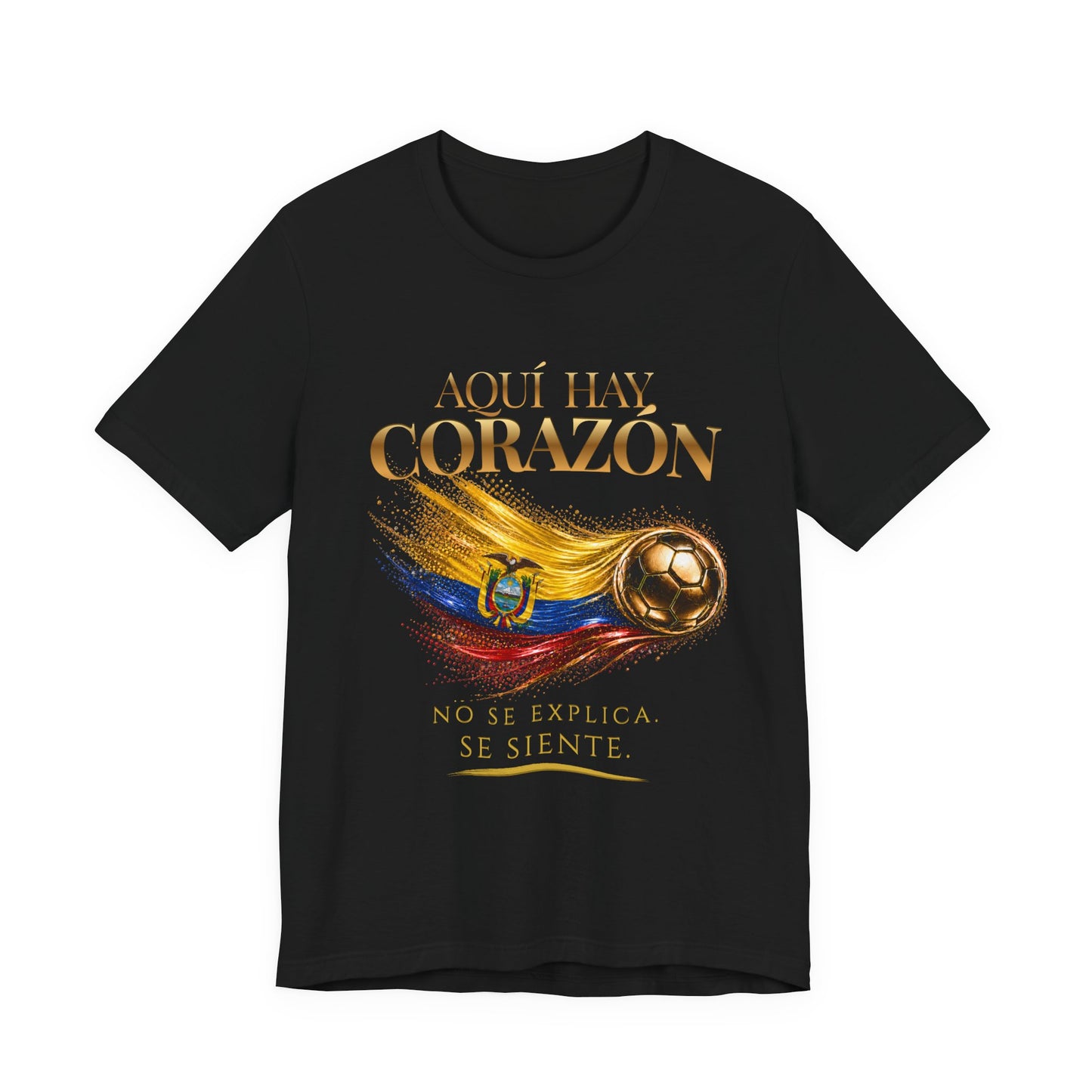 Front Print | Aquí Hay Corazón Tee | Diseño Dorado de Fútbol y Bandera de Ecuador