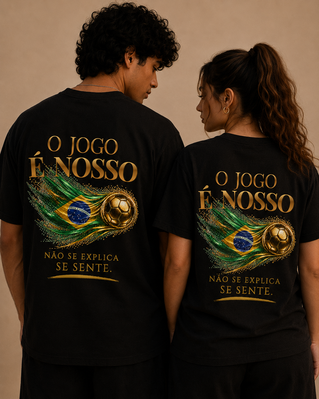 Back Print | O Jogo É Nosso Tee | Bola de Futebol Dourada & Design da Bandeira do Brasil