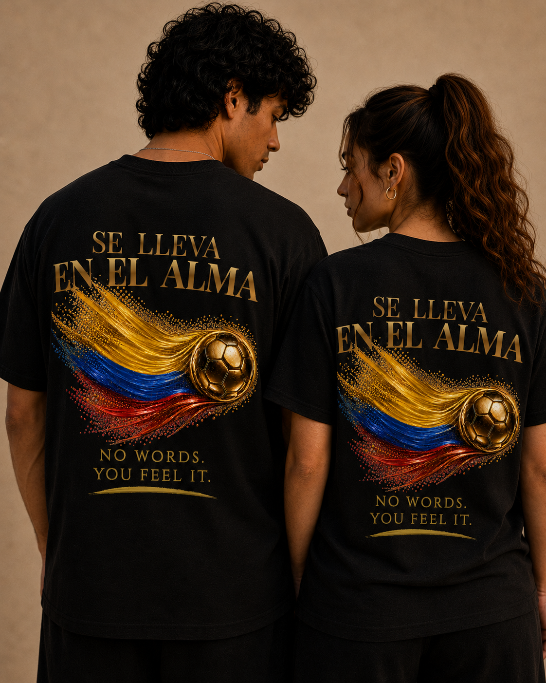 Back Print | Se Lleva En El Alma Tee | Gold Soccer & Colombia Flag Design | Bilingual Edition