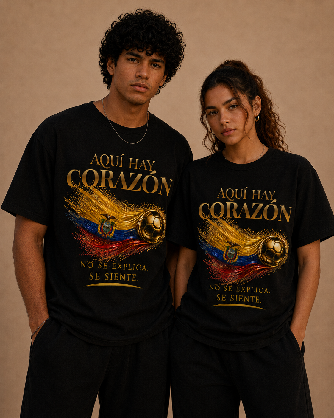 Front Print | Aquí Hay Corazón Tee | Diseño Dorado de Fútbol y Bandera de Ecuador