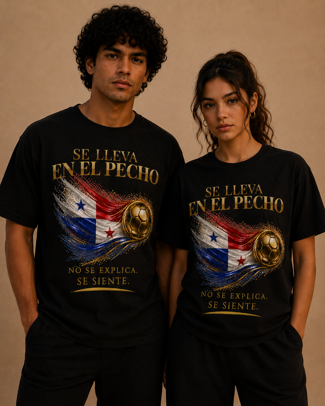 Front Print | Se Lleva En El Pecho Tee | Diseño Dorado de Fútbol y Bandera de Panamá