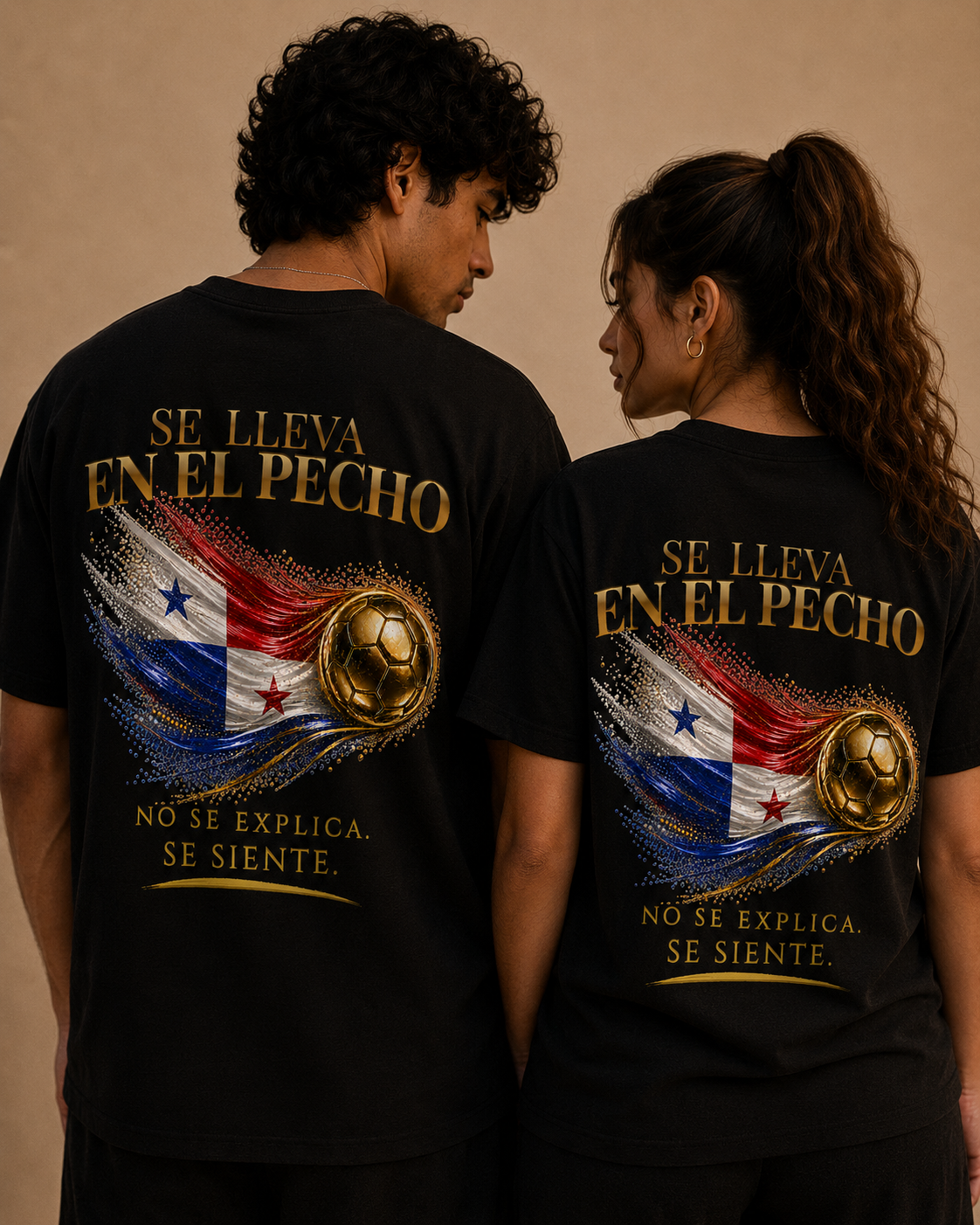 Back Print | Se Lleva En El Pecho Tee | Diseño Dorado de Fútbol y Bandera de Panamá