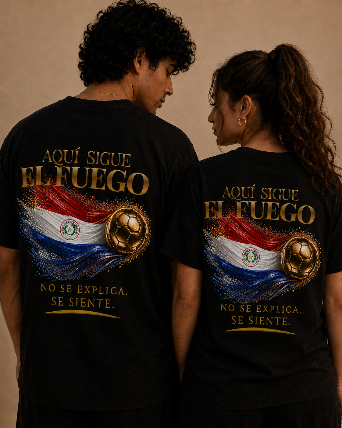 Back Print | Aquí Sigue El Fuego Tee | Diseño Dorado de Fútbol y Bandera de Paraguay