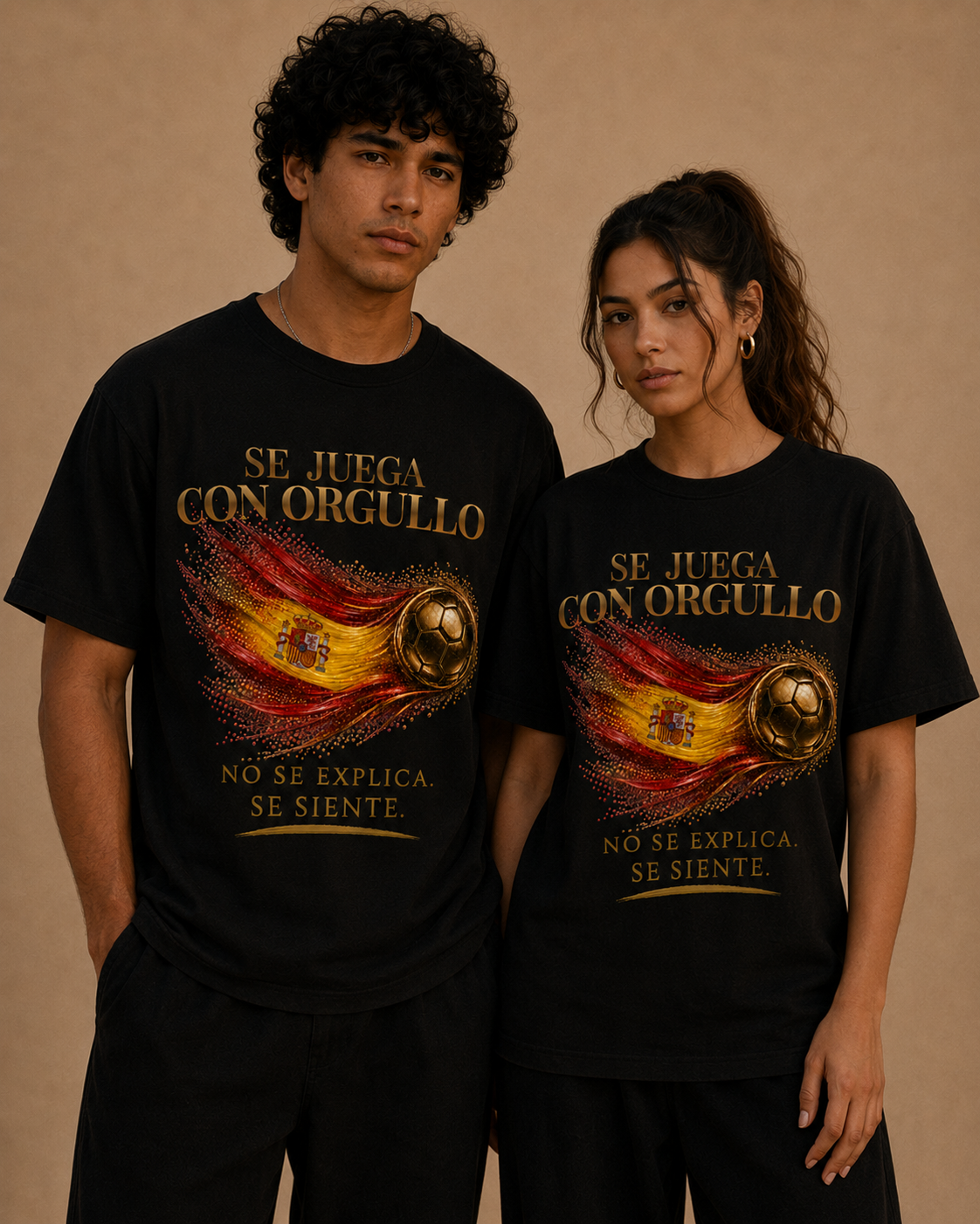 Front Print | Se Juega Con Orgullo Tee | Diseño Dorado de Fútbol y Bandera de España