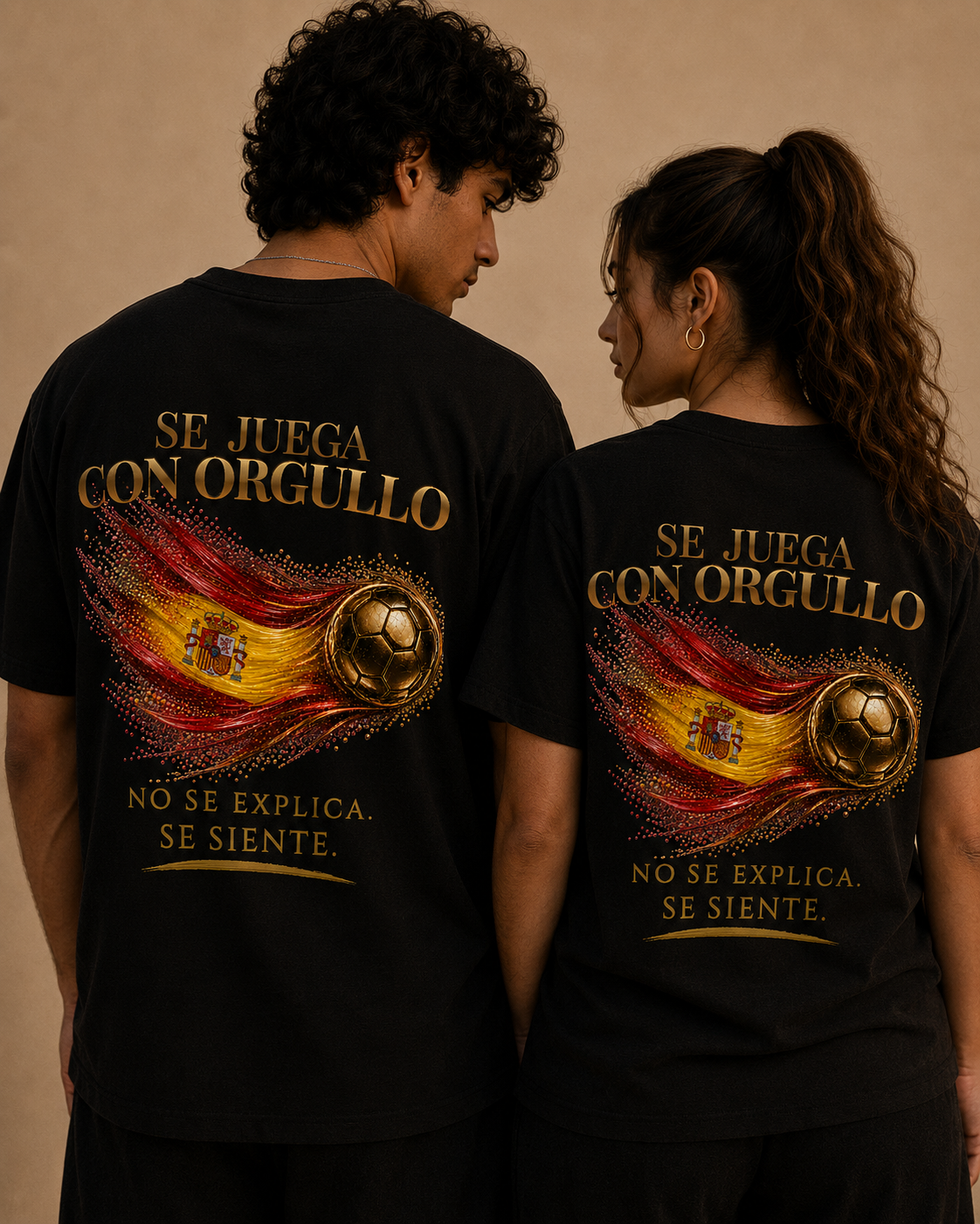 Back Print | Se Juega Con Orgullo Tee | Diseño Dorado de Fútbol y Bandera de España