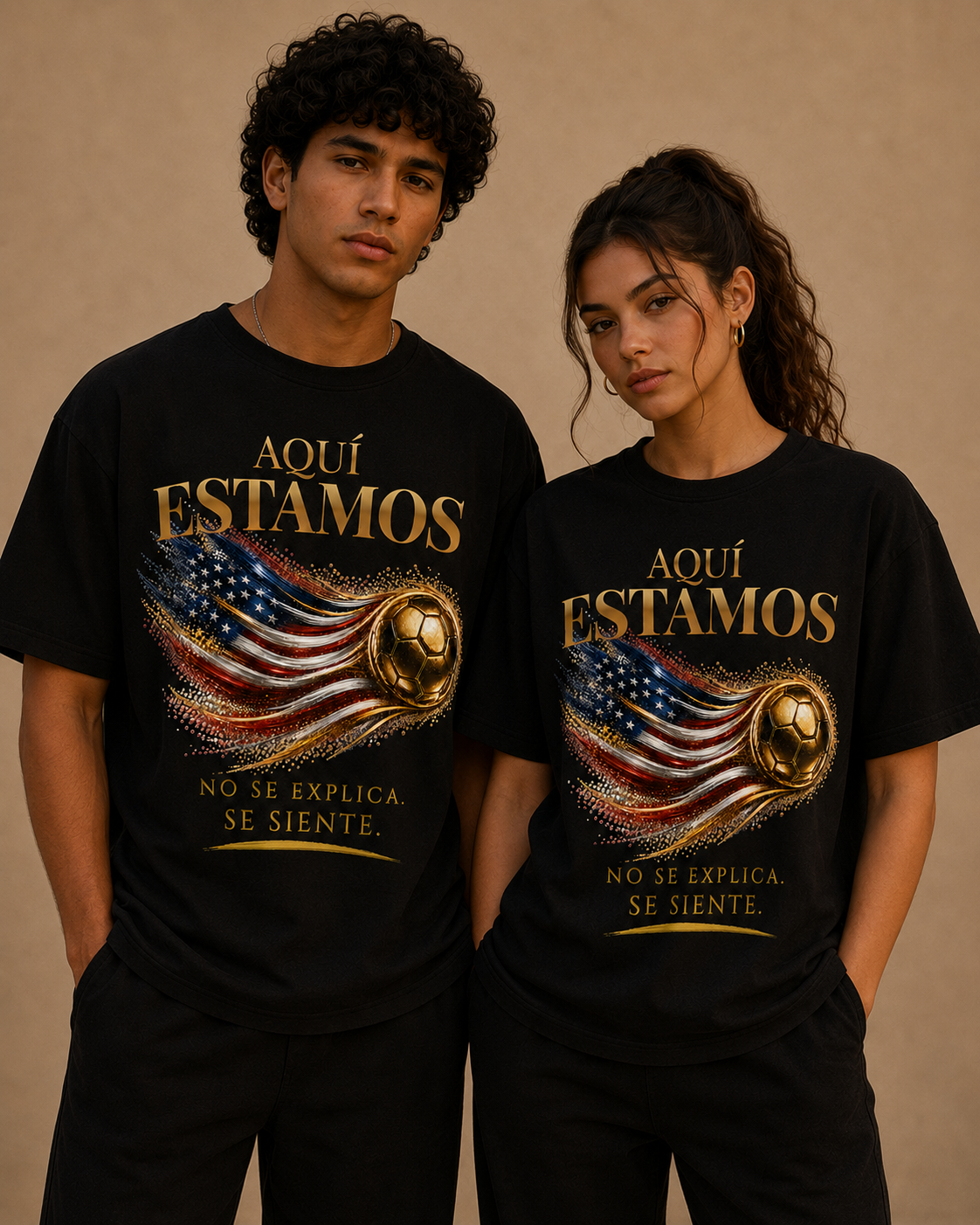 Front Print | Aquí Estamos Tee | Diseño Dorado de Fútbol y Bandera de Estados Unidos