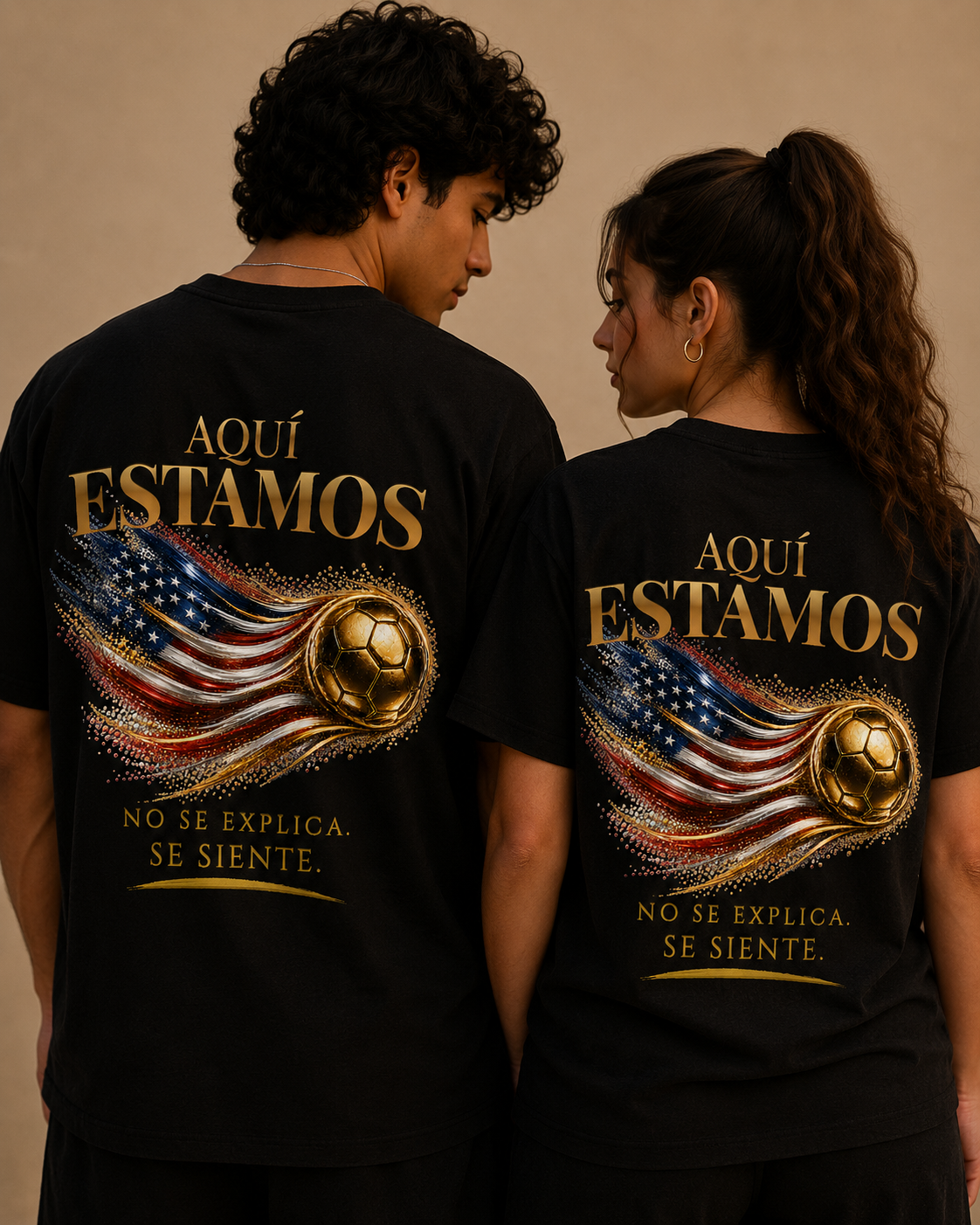 Back Print | Aquí Estamos Tee | Diseño Dorado de Fútbol y Bandera de Estados Unidos
