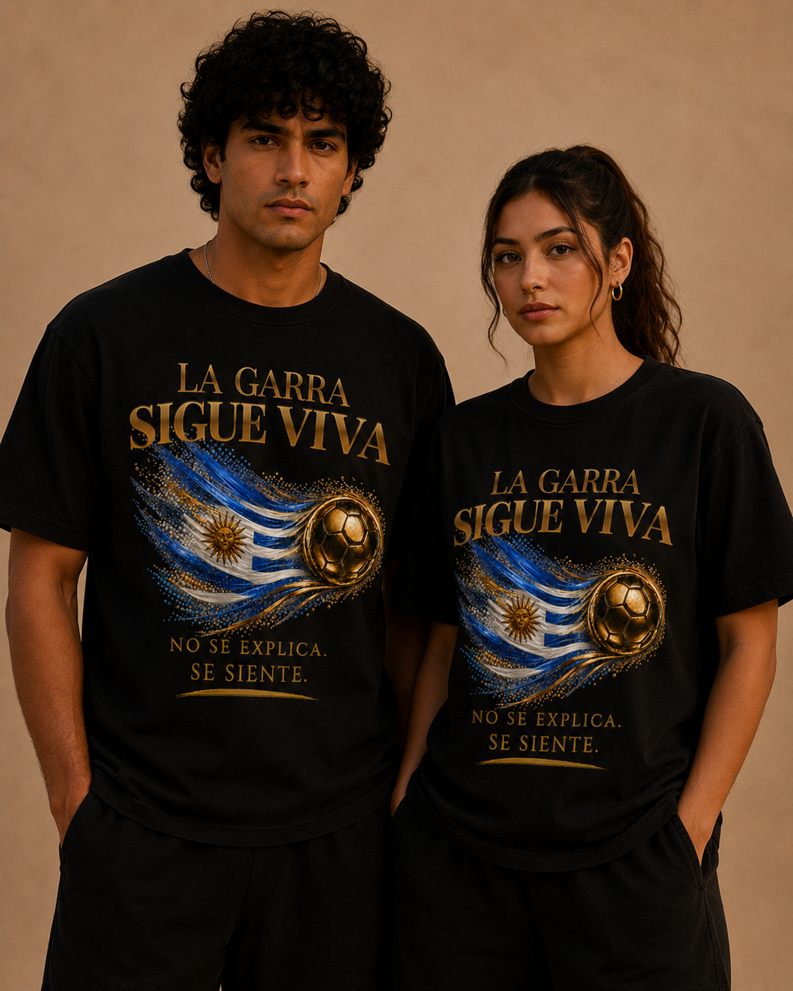 Front Print | La Garra Sigue Viva Tee | Diseño Dorado de Fútbol y Bandera de Uruguay