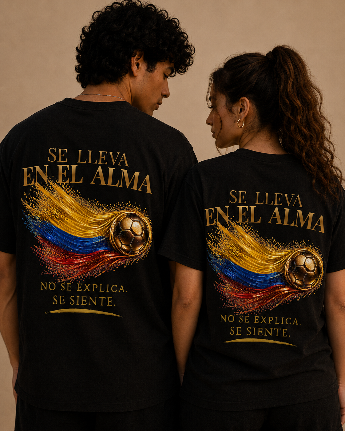 Back Print | Se Lleva En El Alma Tee | Diseño Dorado de Fútbol y Bandera de Colombia