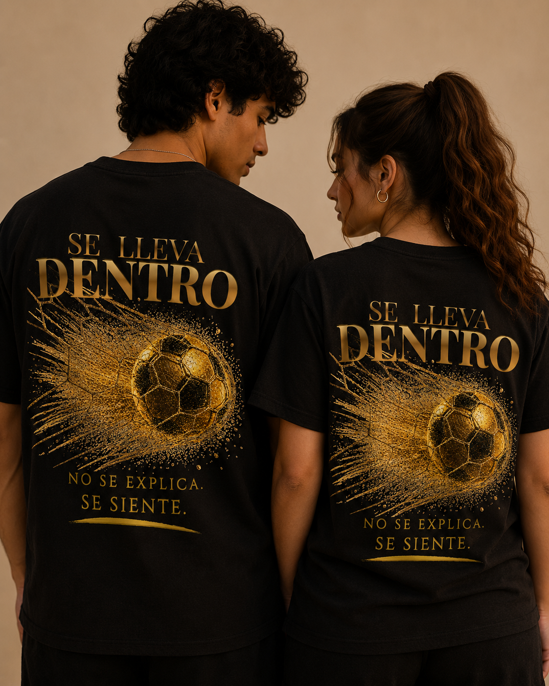 Back Print | Se Lleva Dentro Tee | Diseño Dorado de Fútbol