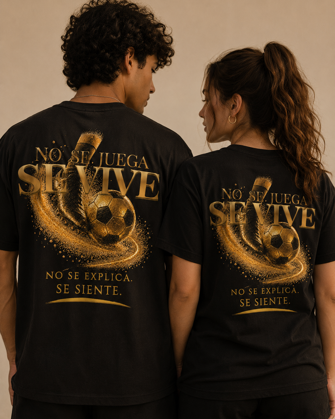 Back Print | No Se Juega Se Vive Tee | Diseño Dorado de Fútbol