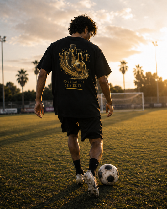 Back Print | No Se Juega Se Vive Tee | Diseño Dorado de Fútbol